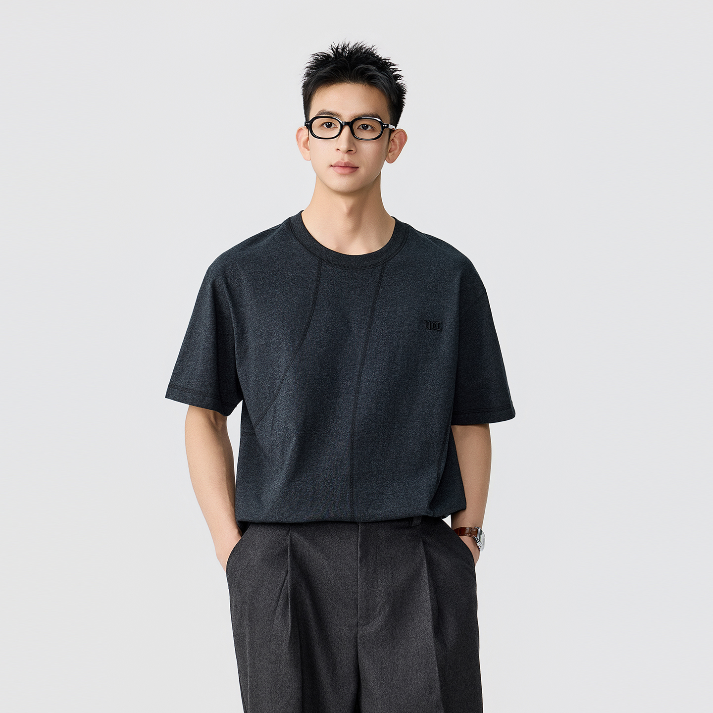 不變形親膚極簡刺繡T恤男休閒款