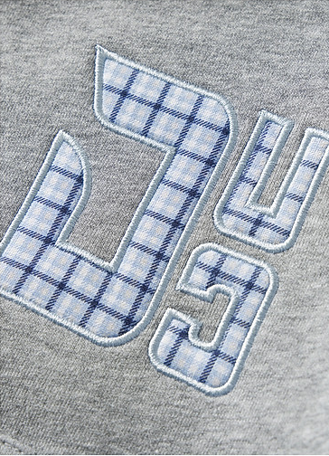 格紋胸前貼布