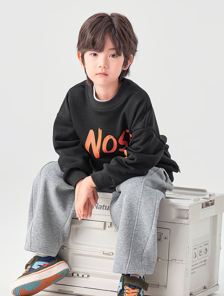 黑色坐姿全身