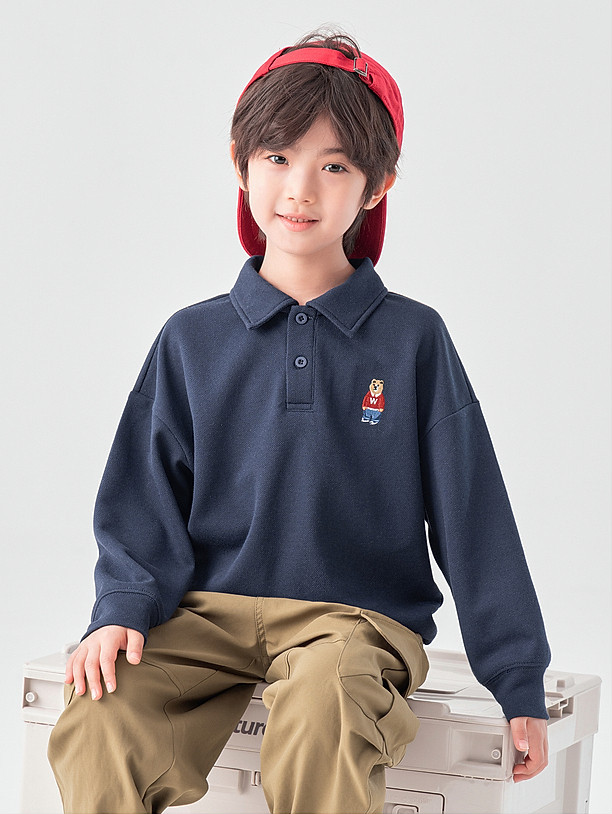 藏青色坐姿