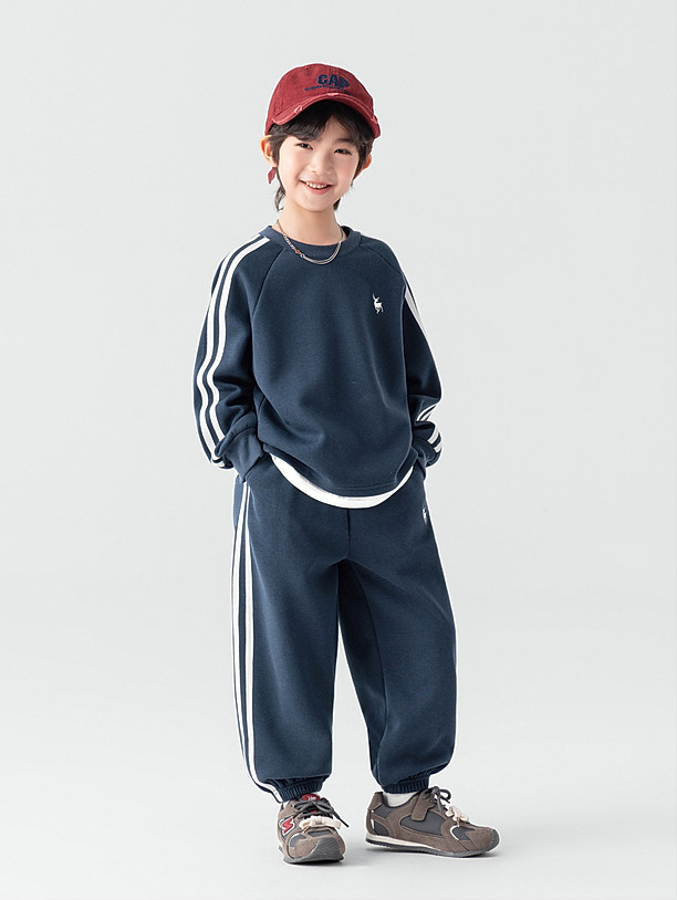 藏青口袋站姿