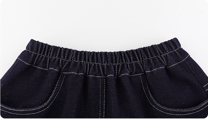 Elastic waistband and pocket details