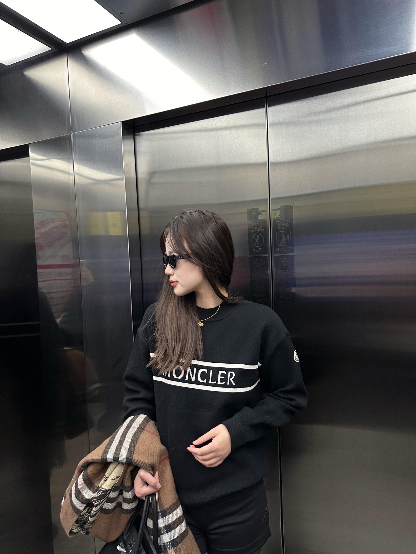 【MONCLER旗艦店】（モンクレール）クラシックでスタイリッシュな長袖スウェットシャツ00049