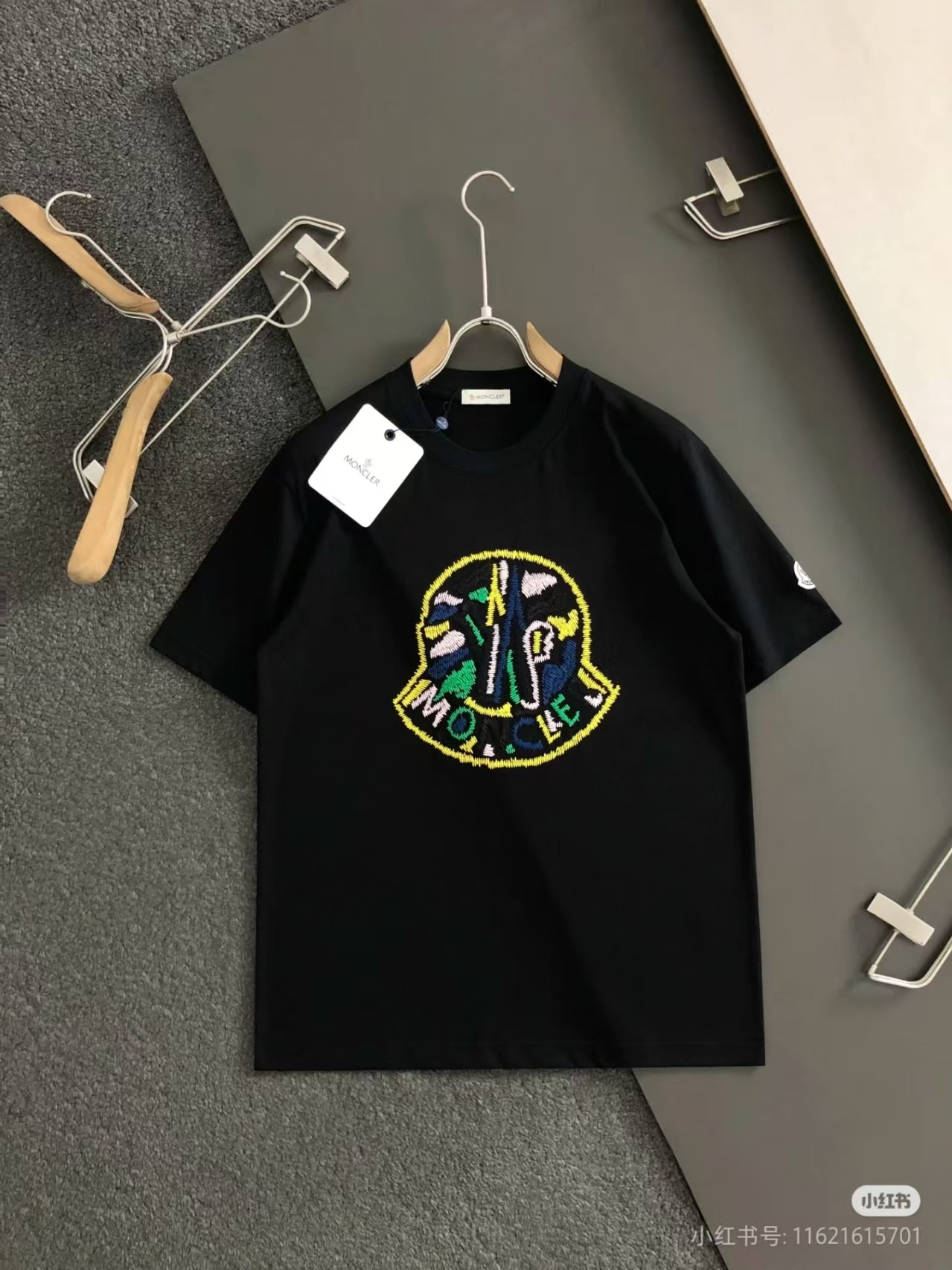 【MONCLER旗艦店】（モンクレール）クラシックでスタイリッシュな半袖スウェットシャツ00367