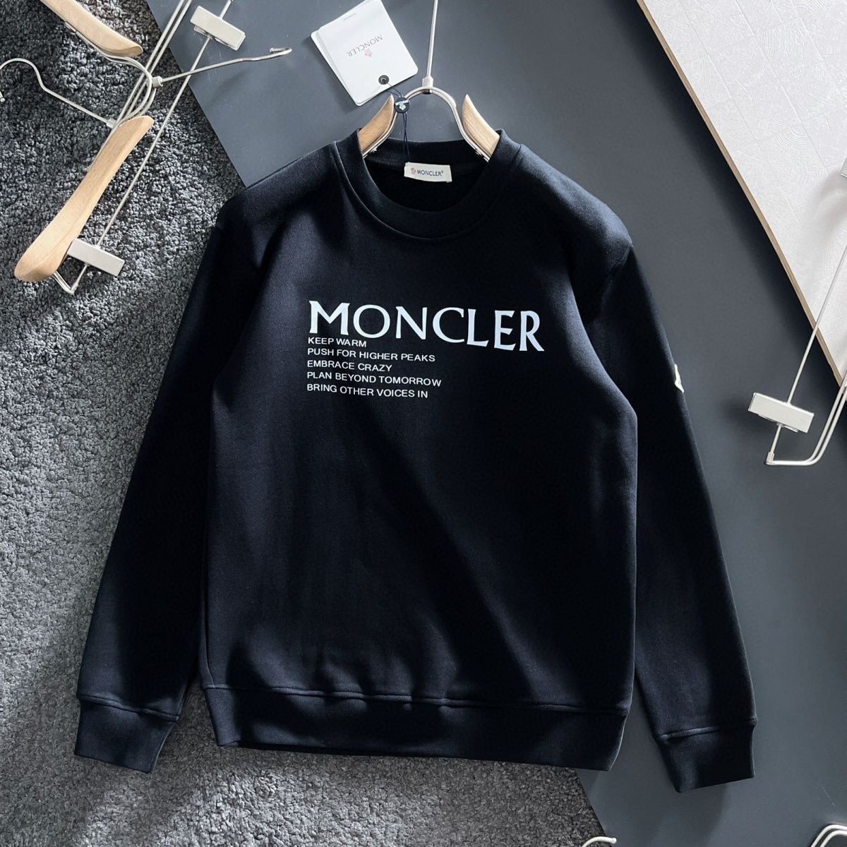 【MONCLER旗艦店】（モンクレール）クラシックでスタイリッシュな長袖スウェットシャツ01041