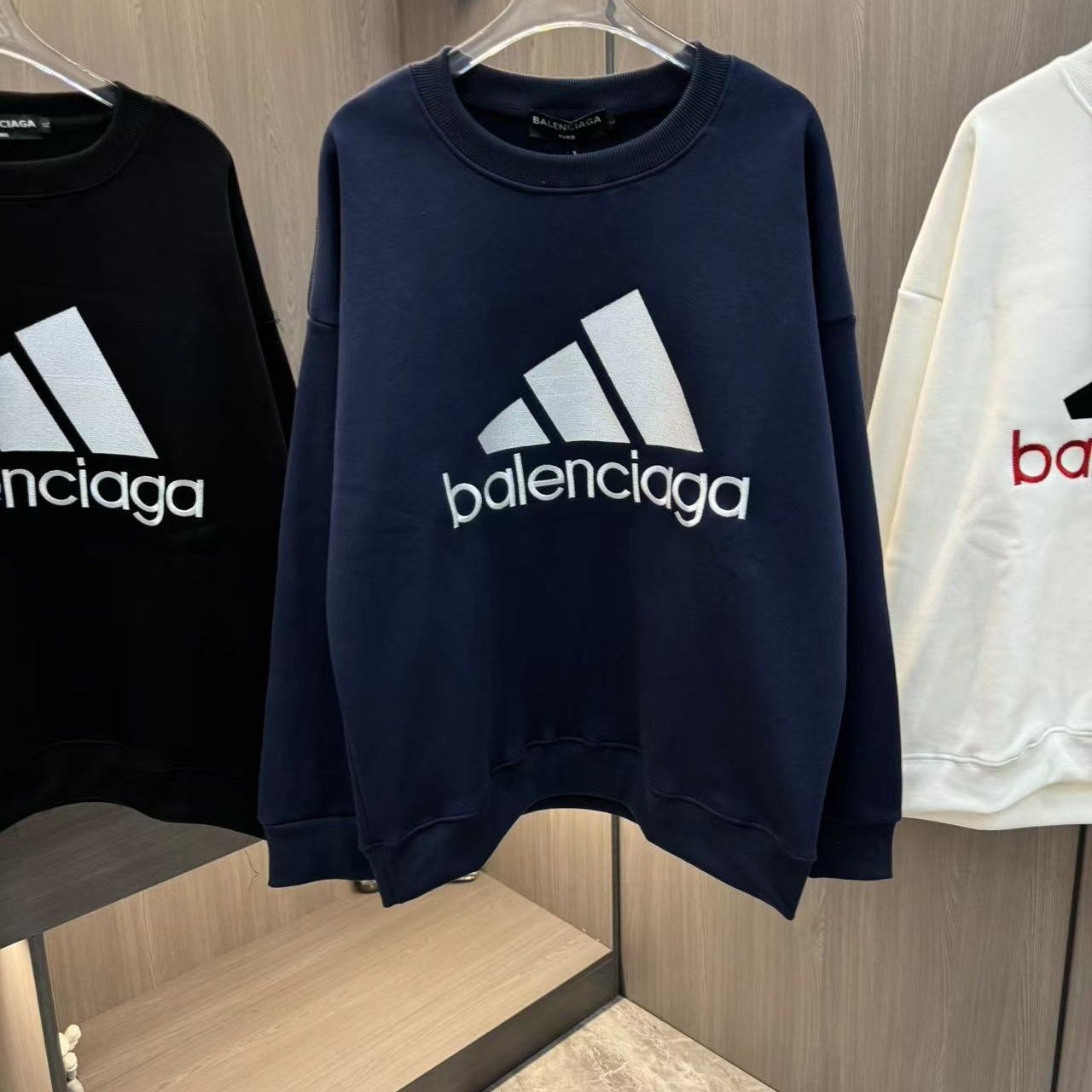 【BALENCIAGA旗艦店】（バレンシアガ）クラシックでスタイリッシュな長袖スウェットシャツ00674