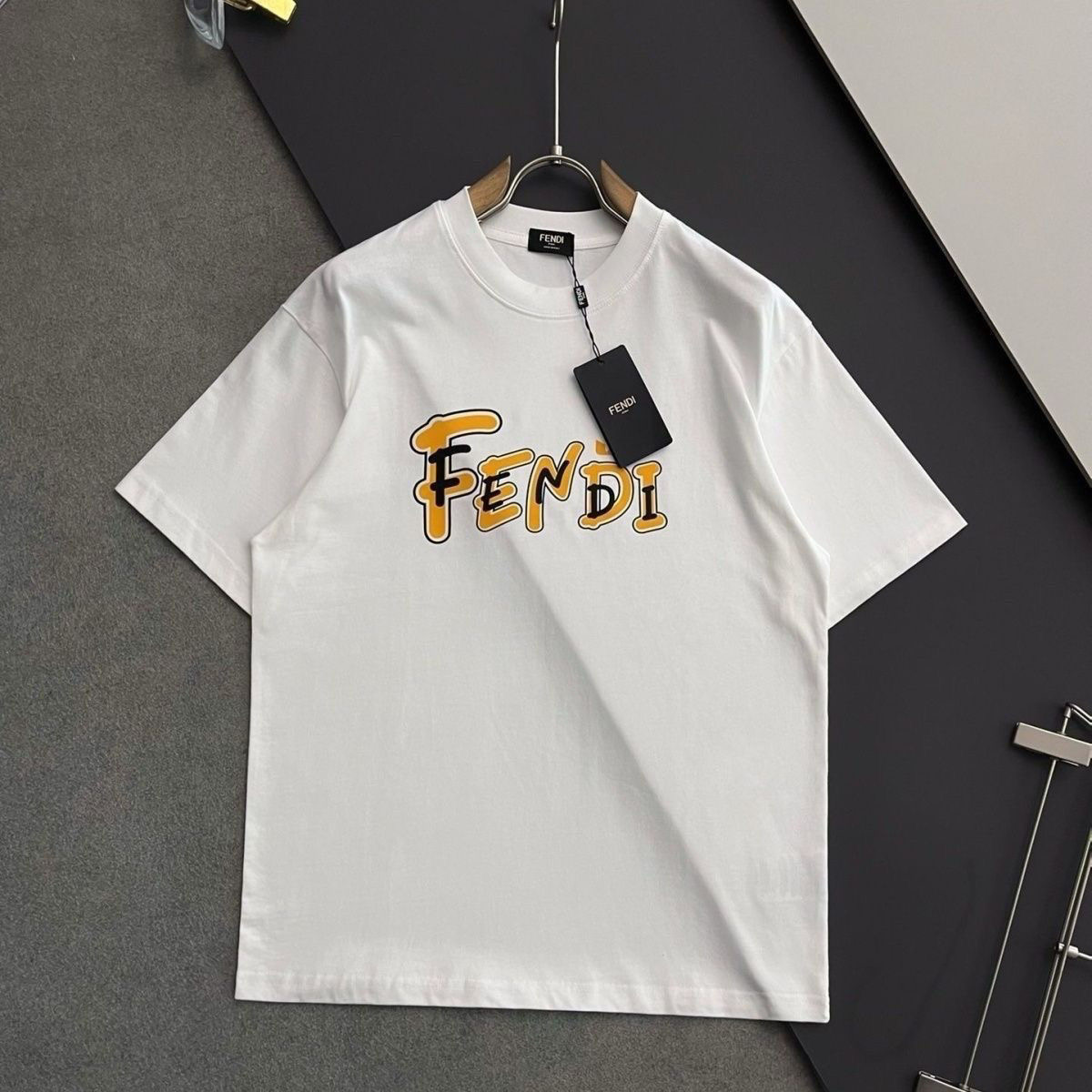 【Fendi旗艦店】（フェンディ）クラシックでスタイリッシュな半袖スウェットシャツ00292