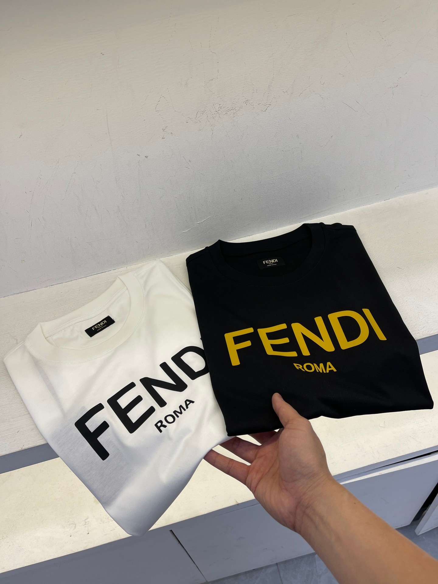 【Fendi旗艦店】（フェンディ）クラシックでスタイリッシュな半袖スウェットシャツ01602