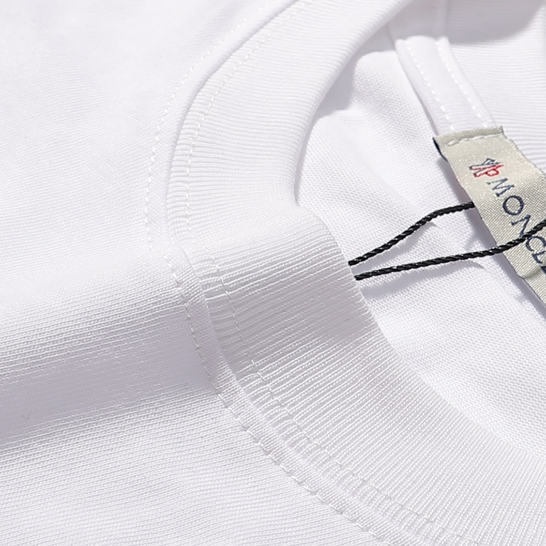 【MONCLER旗艦店】（モンクレール）クラシックでスタイリッシュな長袖スウェットシャツ00963