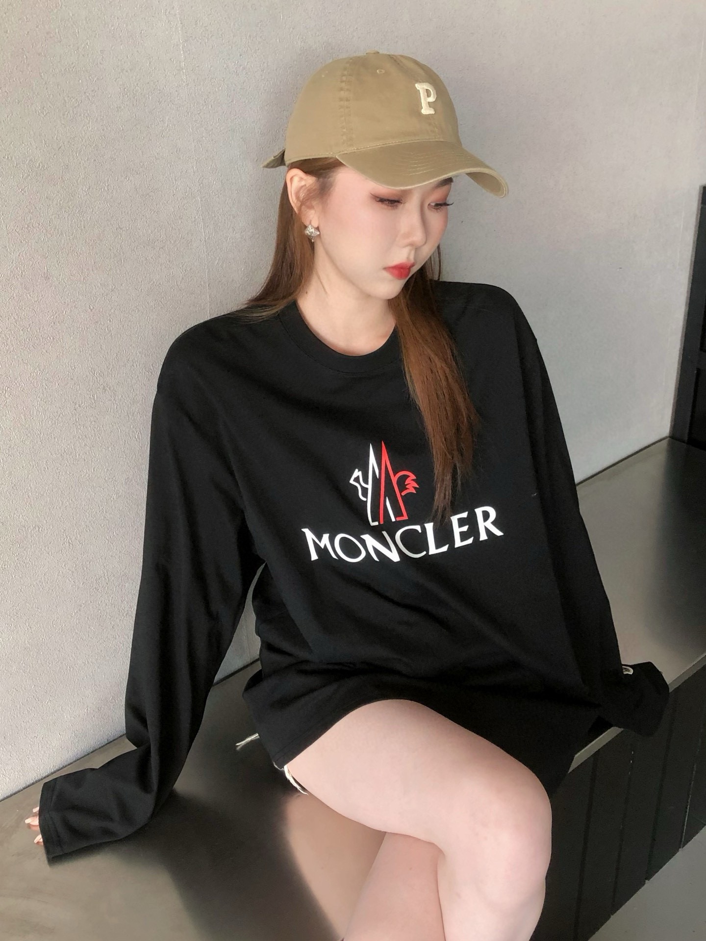 【MONCLER旗艦店】（モンクレール）クラシックでスタイリッシュな長袖スウェットシャツ00963