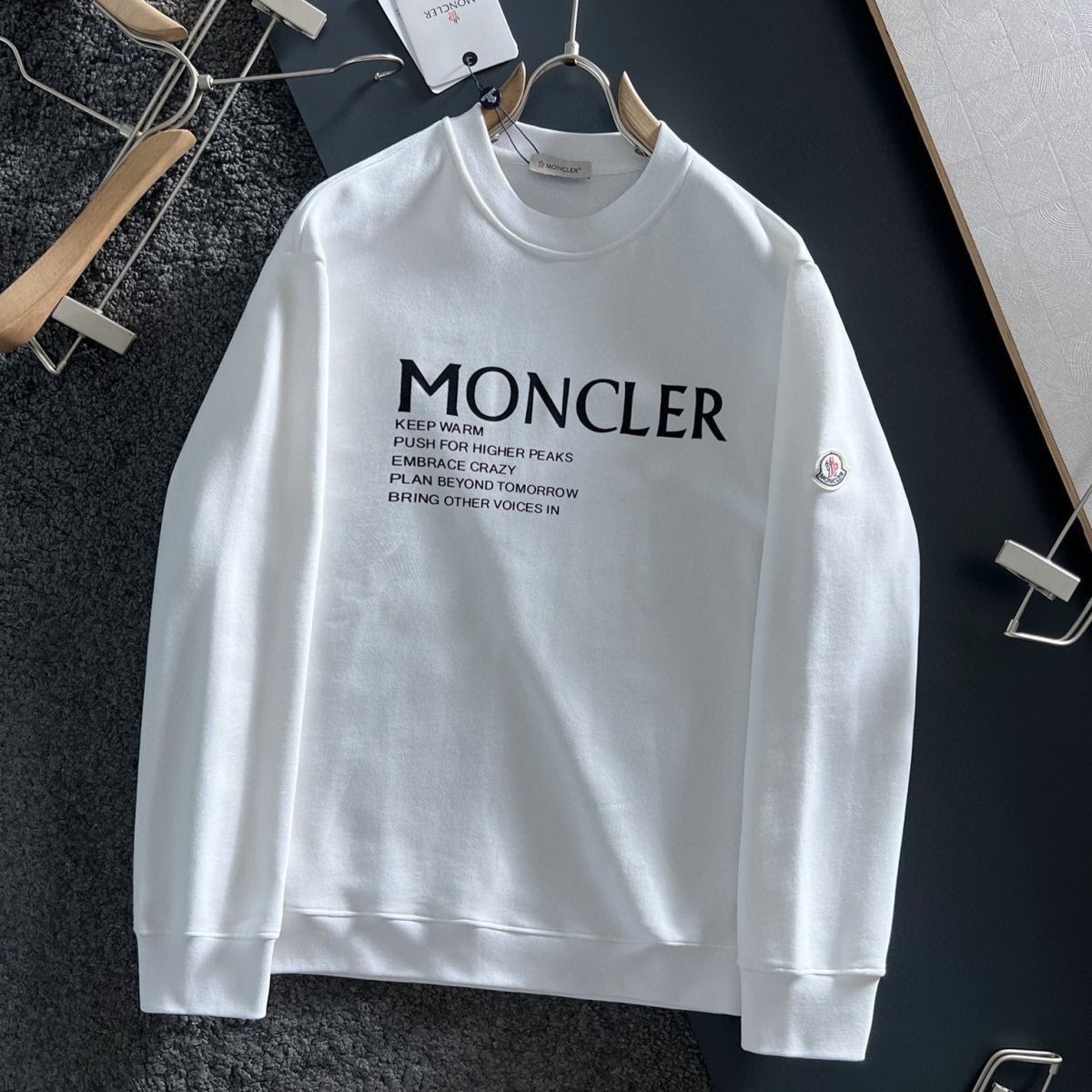 【MONCLER旗艦店】（モンクレール）クラシックでスタイリッシュな長袖スウェットシャツ01041