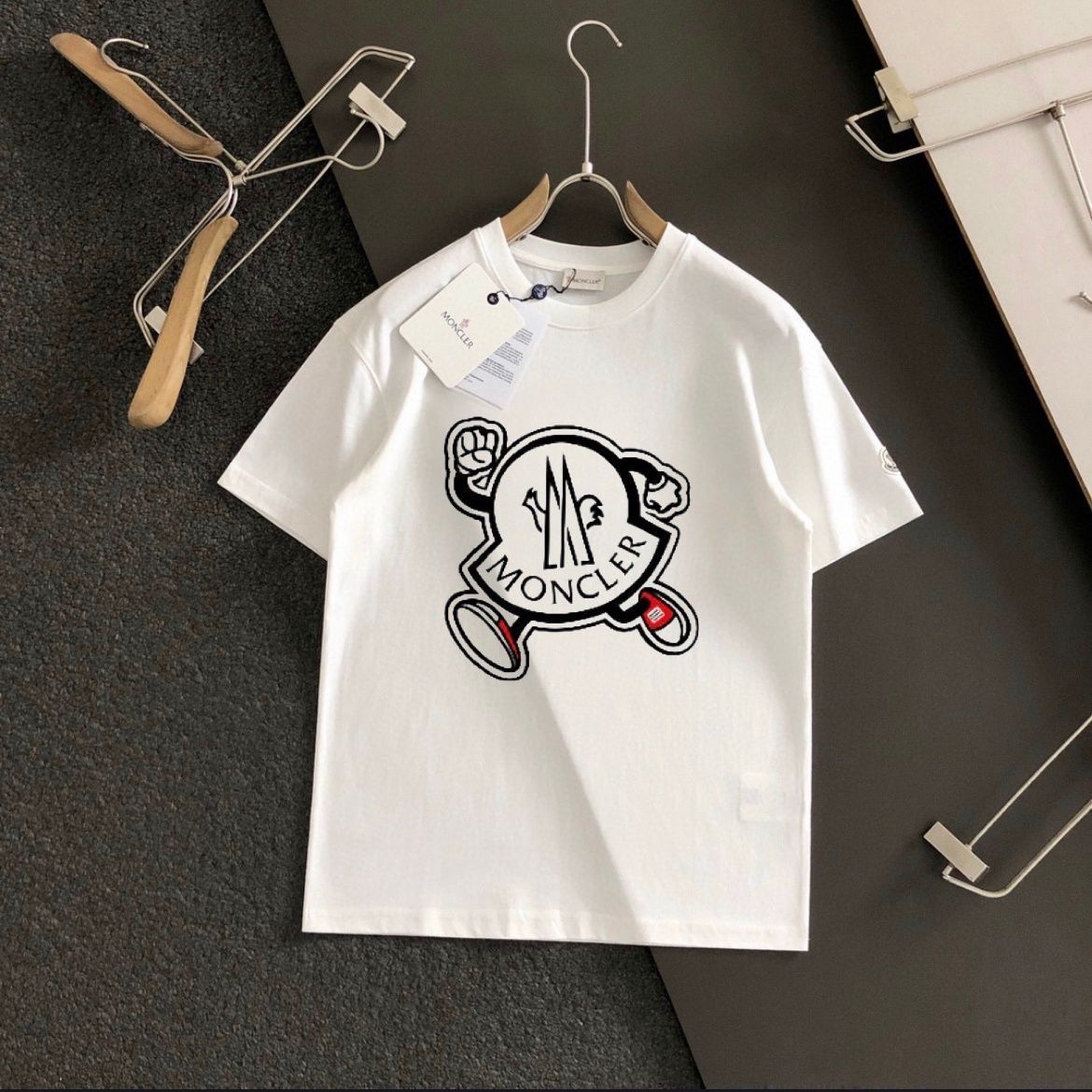 【MONCLER旗艦店】（モンクレール）クラシックでスタイリッシュな半袖スウェットシャツ00508