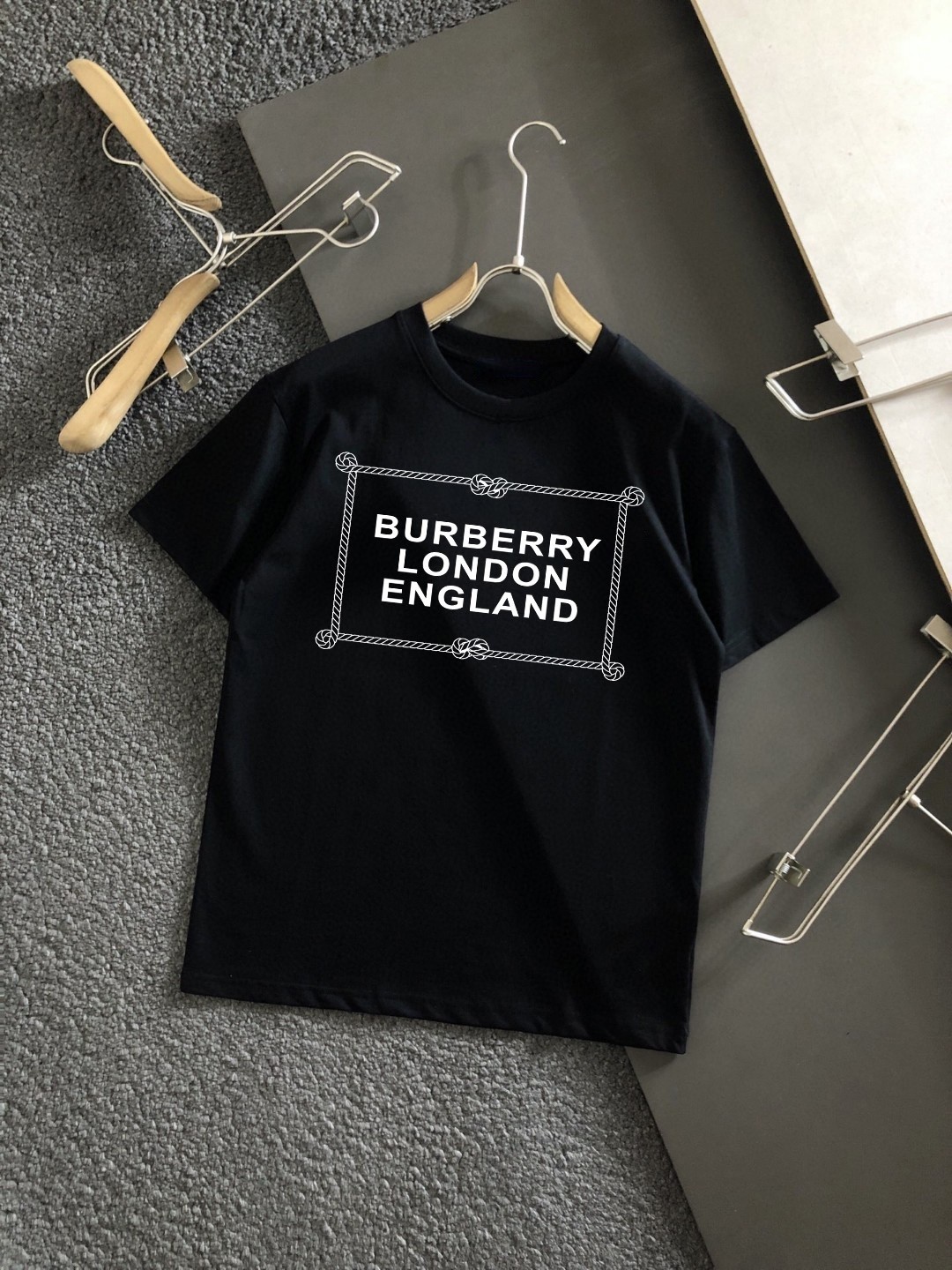 【BURBERRY旗艦店】（バーバリー）クラシックでスタイリッシュな半袖スウェットシャツ00567