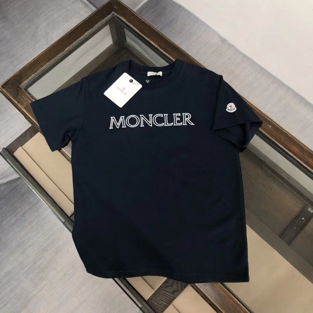【MONCLER旗艦店】（モンクレール）クラシックでスタイリッシュな半袖スウェットシャツ01913