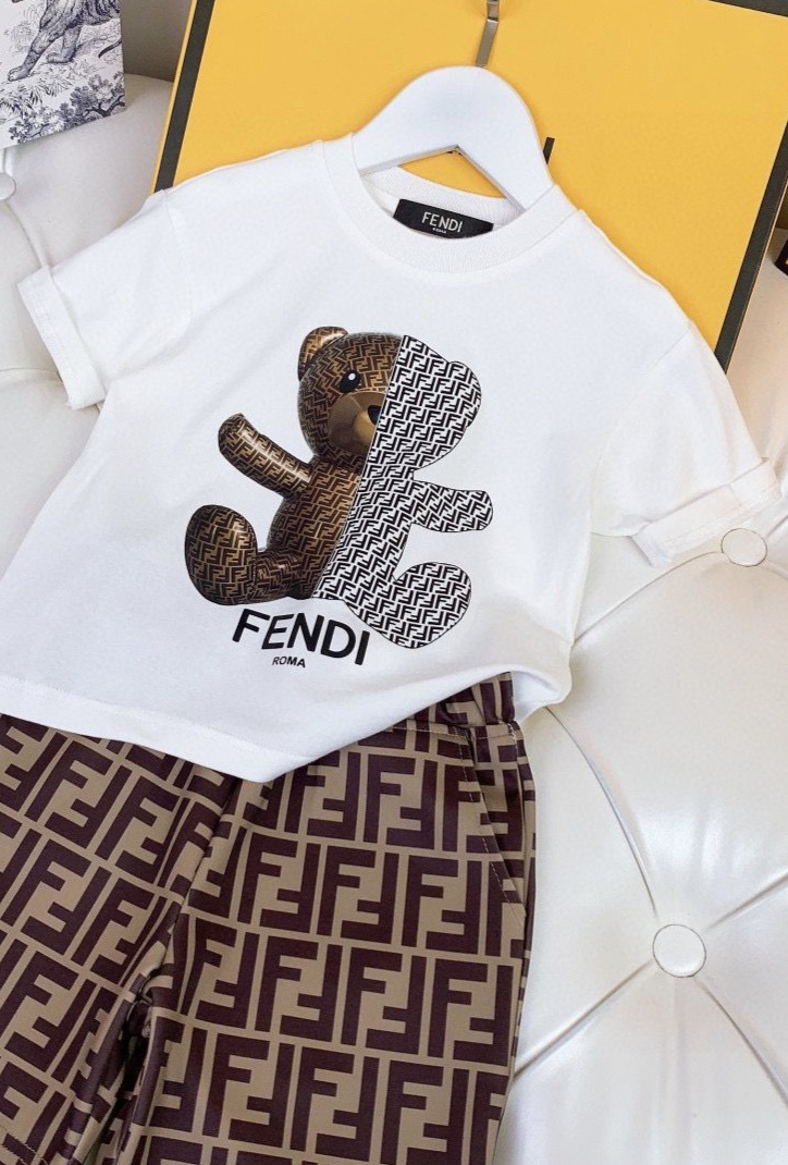 【Fendi旗艦店】（フェンディ）クラシックでスタイリッシュな半袖スウェットシャツ00231