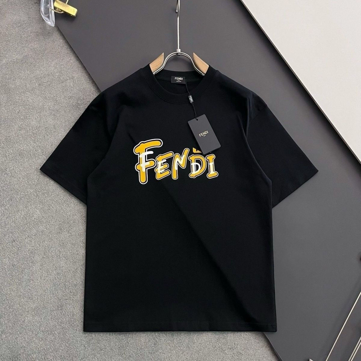 【Fendi旗艦店】（フェンディ）クラシックでスタイリッシュな半袖スウェットシャツ00292