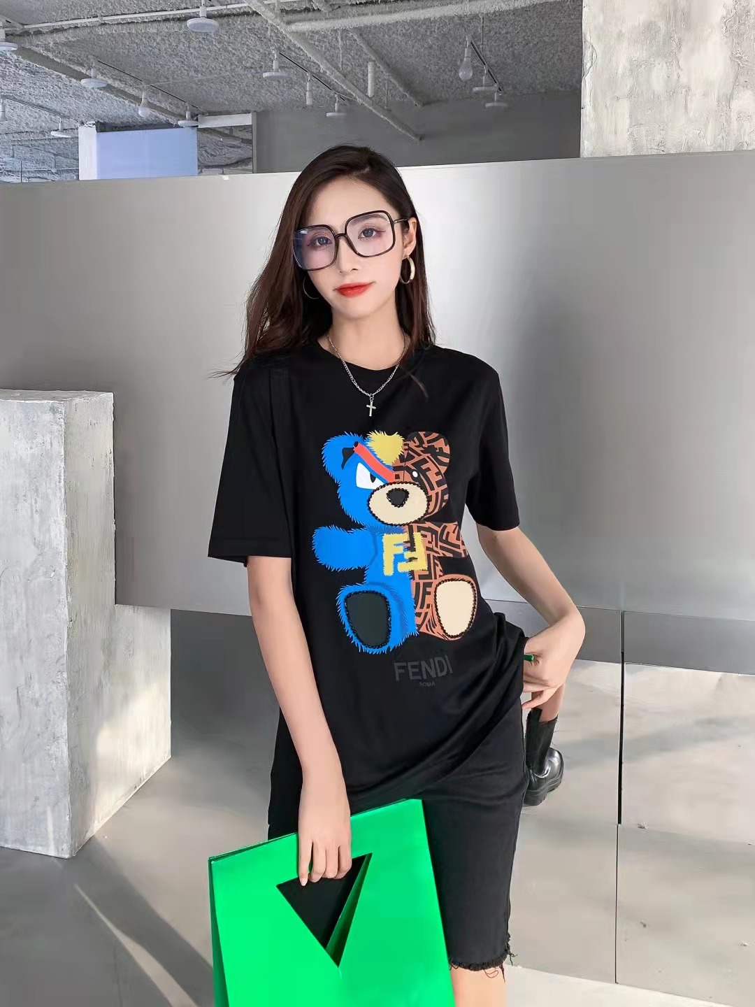 【Fendi旗艦店】（フェンディ）クラシックでスタイリッシュな半袖スウェットシャツ01603