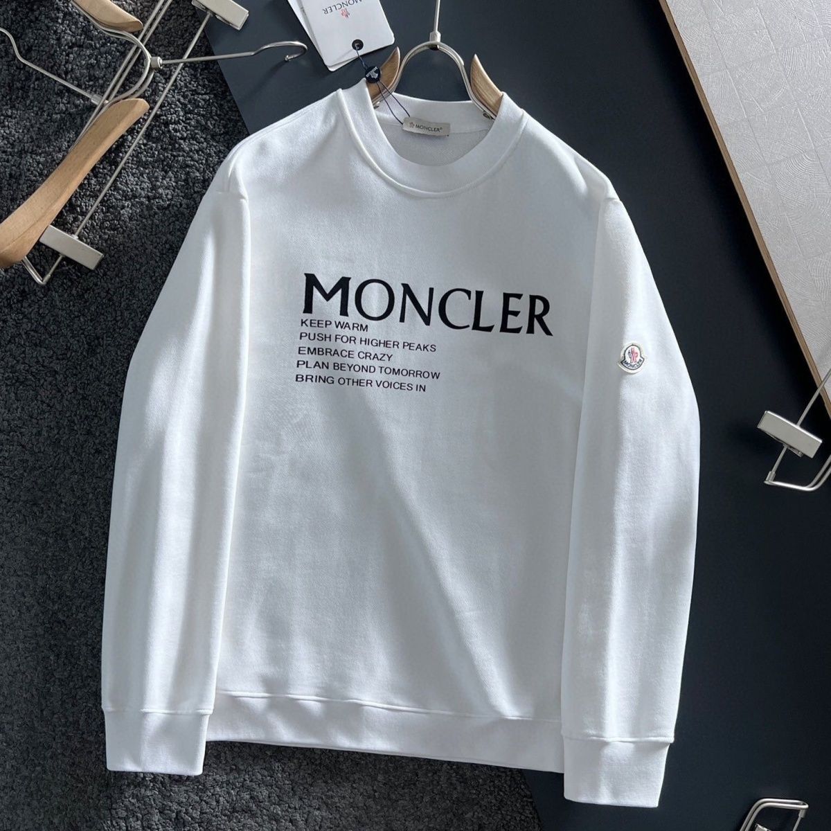 【MONCLER旗艦店】（モンクレール）クラシックでスタイリッシュな長袖スウェットシャツ01041
