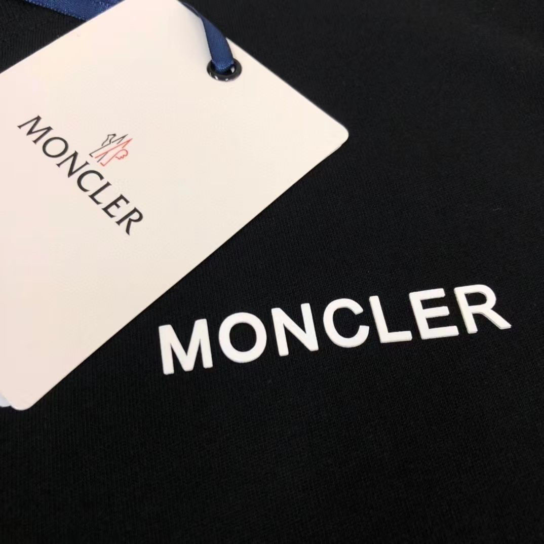 【MONCLER旗艦店】（モンクレール）クラシックでスタイリッシュな半袖スウェットシャツ00358