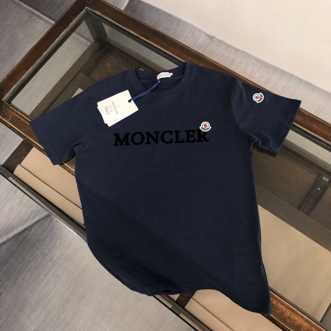【MONCLER旗艦店】（モンクレール）クラシックでスタイリッシュな半袖スウェットシャツ01615