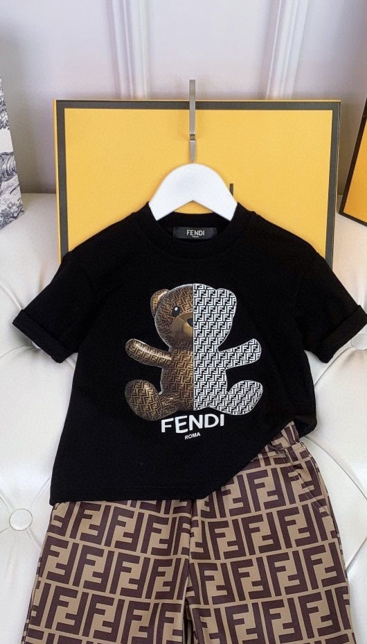 【Fendi旗艦店】（フェンディ）クラシックでスタイリッシュな半袖スウェットシャツ00231