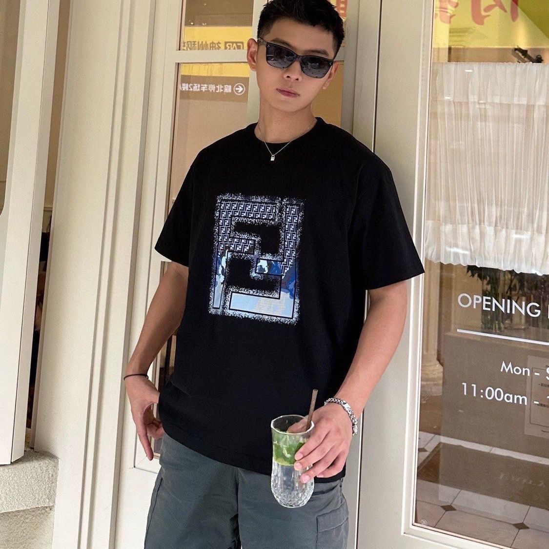 【Fendi旗艦店】（フェンディ）クラシックでスタイリッシュな半袖スウェットシャツ01454