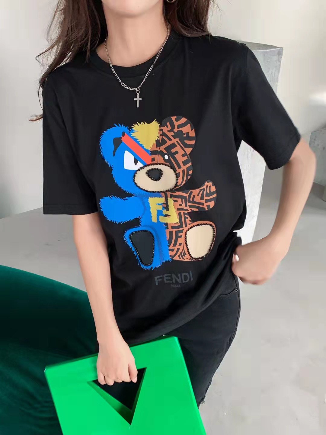 【Fendi旗艦店】（フェンディ）クラシックでスタイリッシュな半袖スウェットシャツ01603