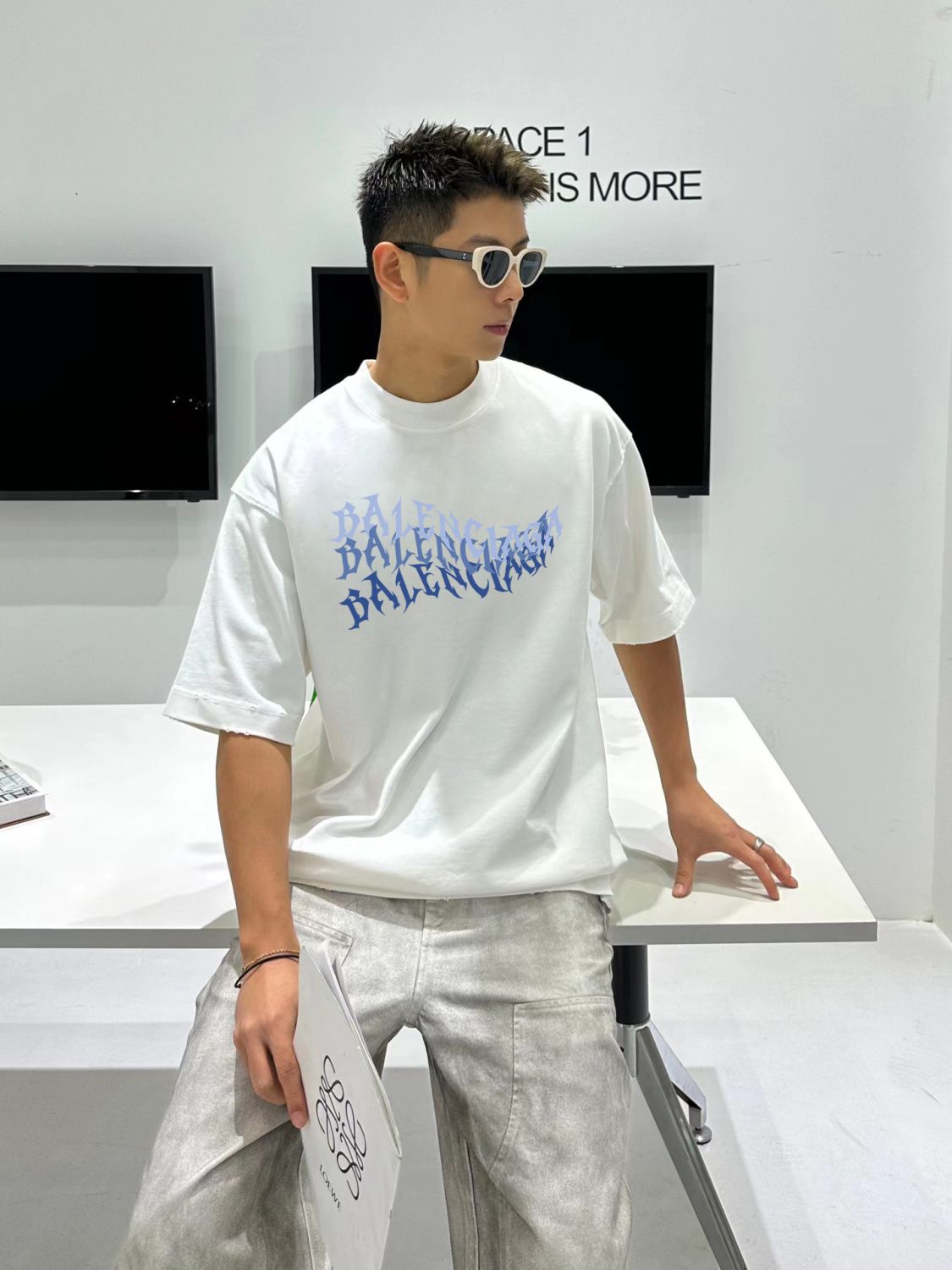 【BALENCIAGA旗艦店】（バレンシアガ）クラシックでスタイリッシュな半袖スウェットシャツ01071