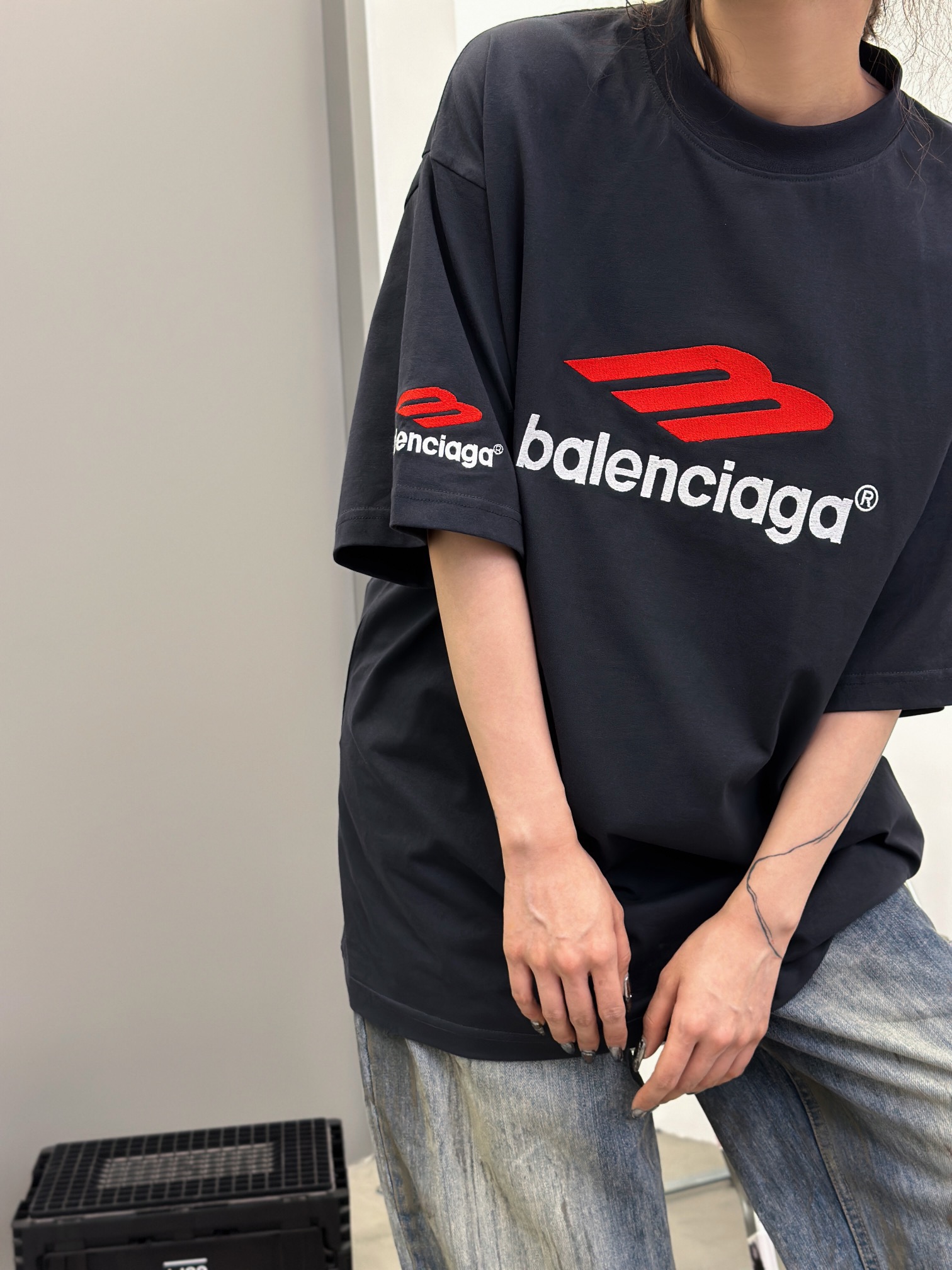 【BALENCIAGA旗艦店】（バレンシアガ）クラシックでスタイリッシュな半袖スウェットシャツ01745