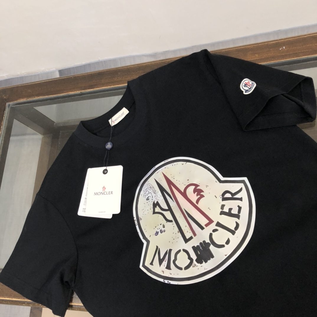 【MONCLER旗艦店】（モンクレール）クラシックでスタイリッシュな半袖スウェットシャツ00465
