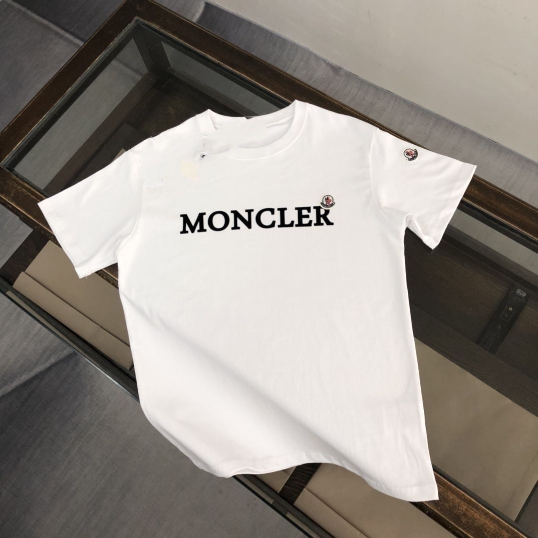 【MONCLER旗艦店】（モンクレール）クラシックでスタイリッシュな半袖スウェットシャツ01615