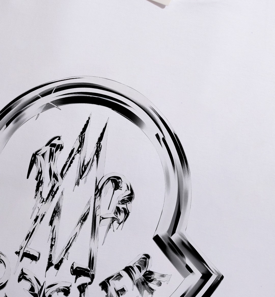 【MONCLER旗艦店】（モンクレール）クラシックでスタイリッシュな半袖スウェットシャツ01712