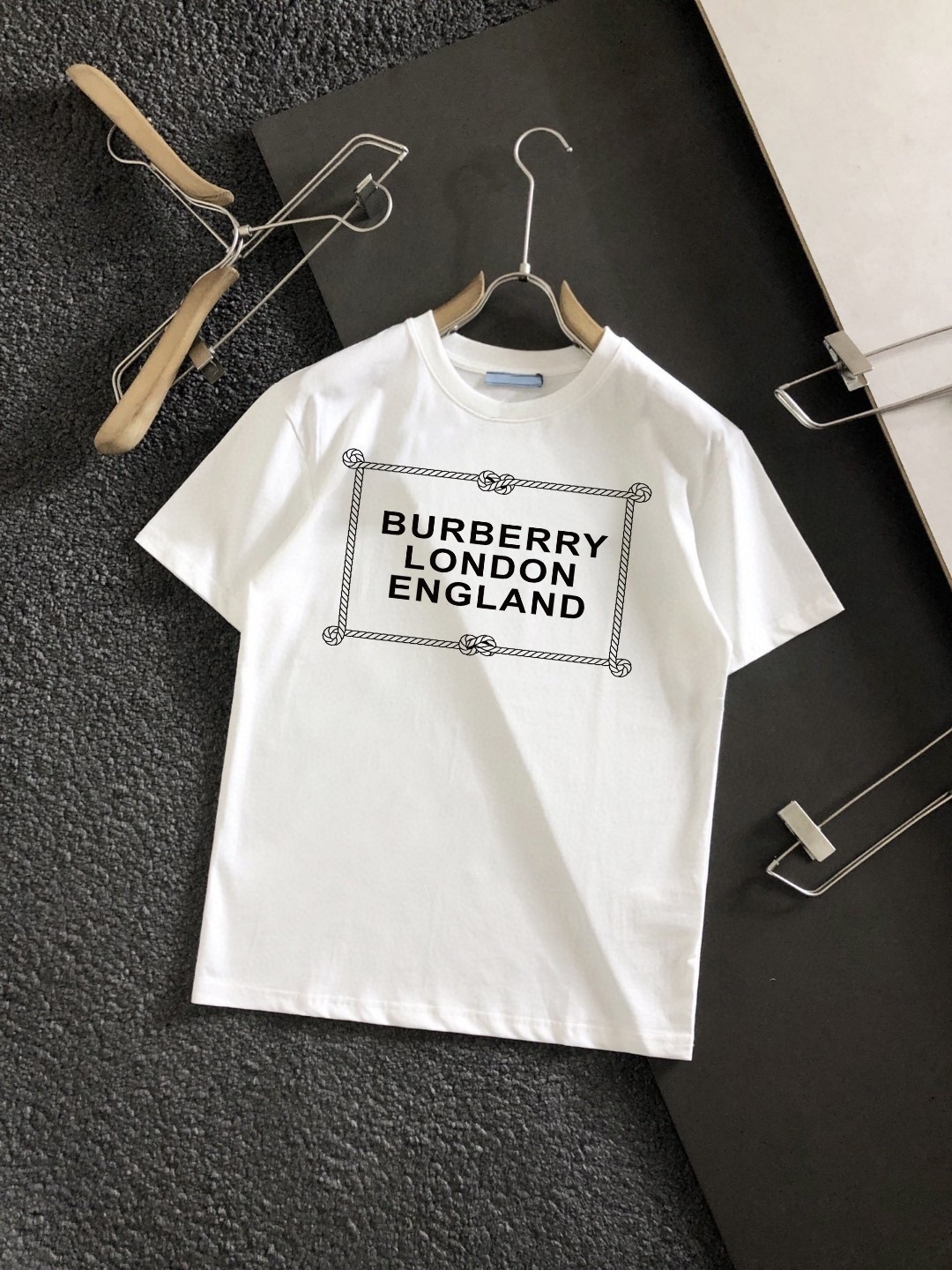 【BURBERRY旗艦店】（バーバリー）クラシックでスタイリッシュな半袖スウェットシャツ00567