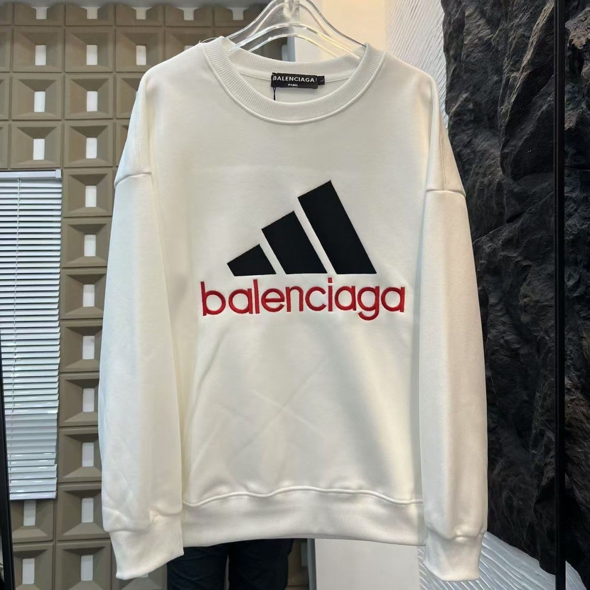 【BALENCIAGA旗艦店】（バレンシアガ）クラシックでスタイリッシュな長袖スウェットシャツ00674