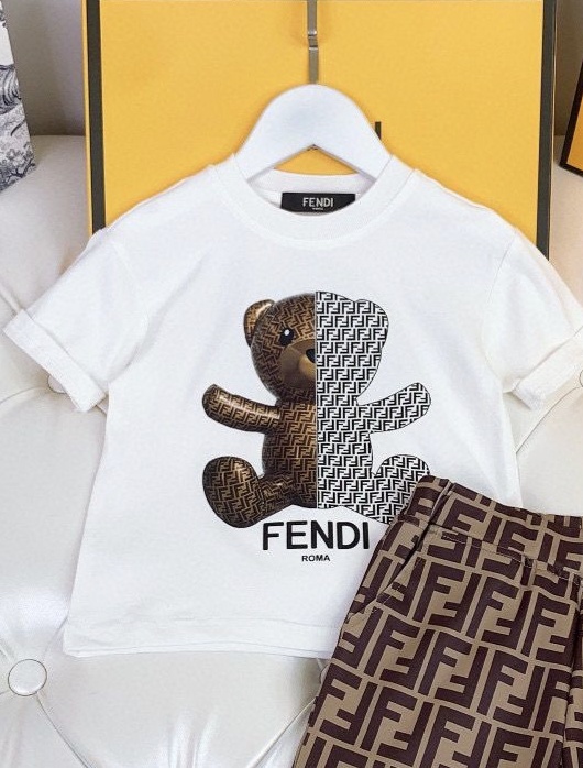 【Fendi旗艦店】（フェンディ）クラシックでスタイリッシュな半袖スウェットシャツ00231