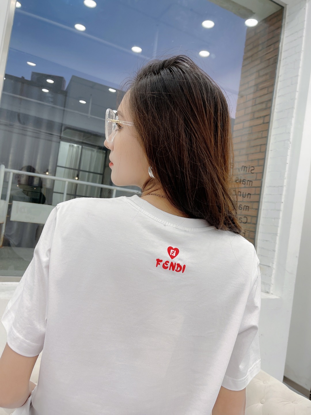 【Fendi旗艦店】（フェンディ）クラシックでスタイリッシュな半袖スウェットシャツ01427