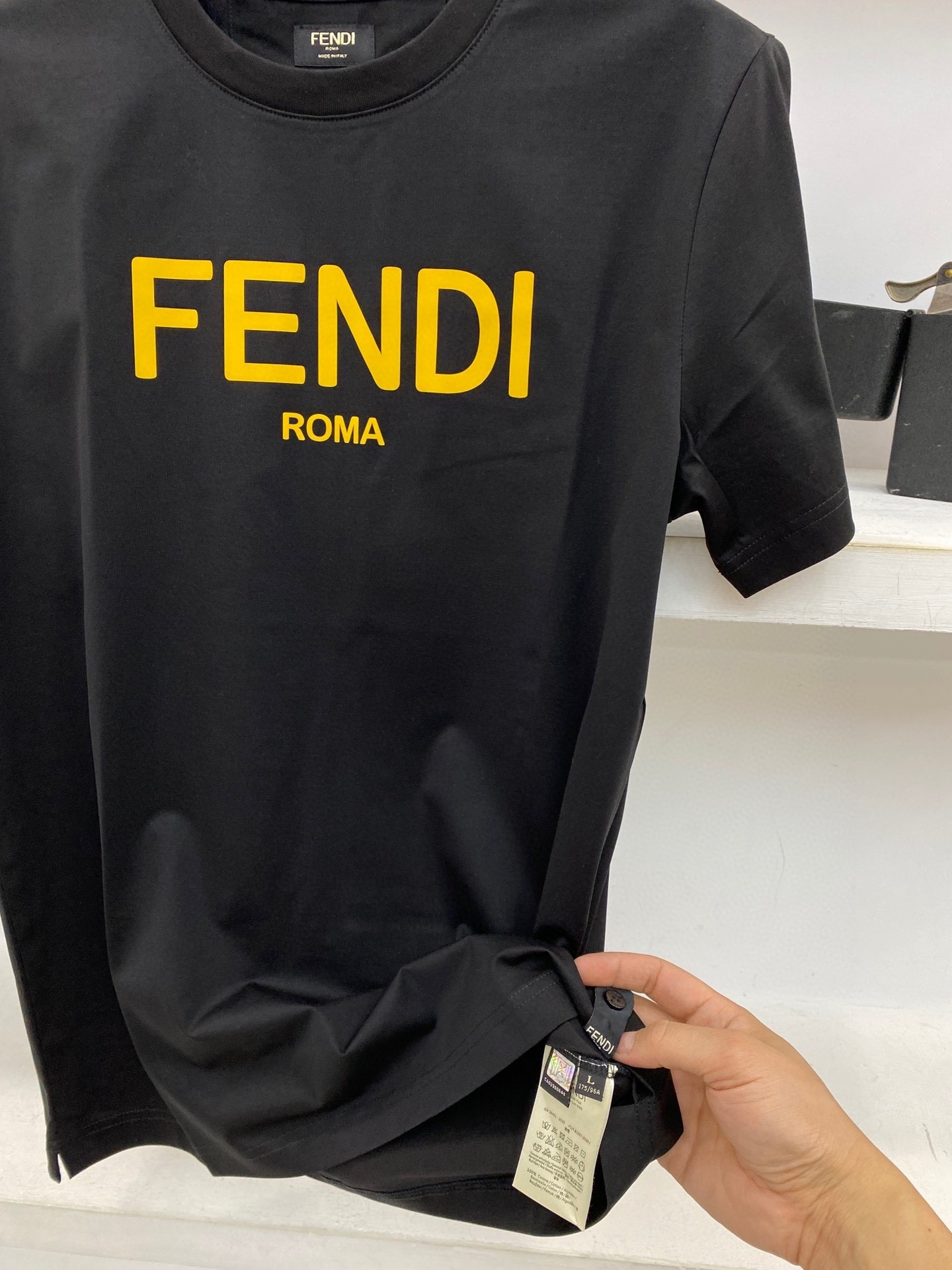 【Fendi旗艦店】（フェンディ）クラシックでスタイリッシュな半袖スウェットシャツ01602