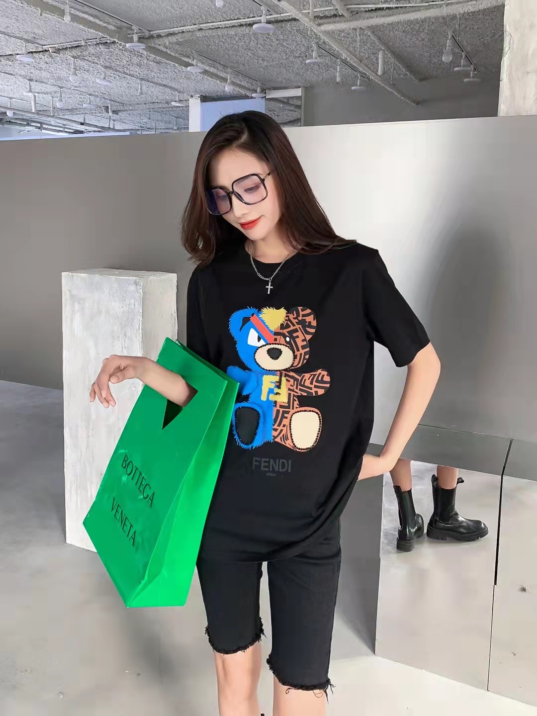 【Fendi旗艦店】（フェンディ）クラシックでスタイリッシュな半袖スウェットシャツ01603