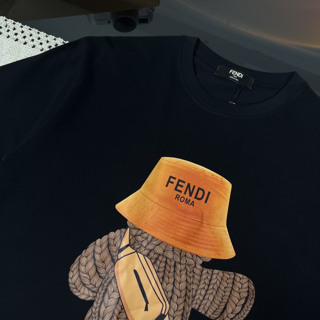 【Fendi旗艦店】（フェンディ）クラシックでスタイリッシュな半袖スウェットシャツ01834