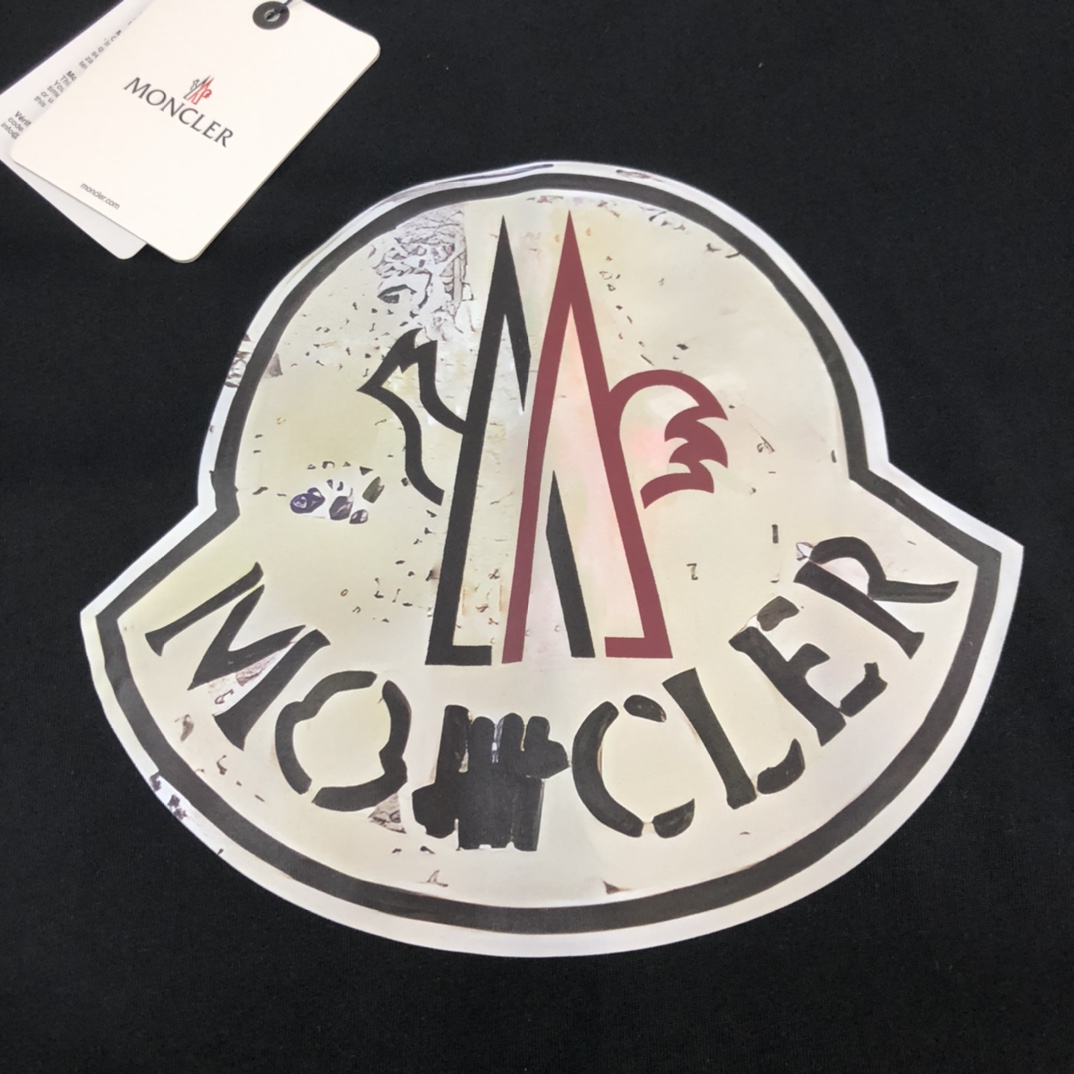 【MONCLER旗艦店】（モンクレール）クラシックでスタイリッシュな半袖スウェットシャツ00465