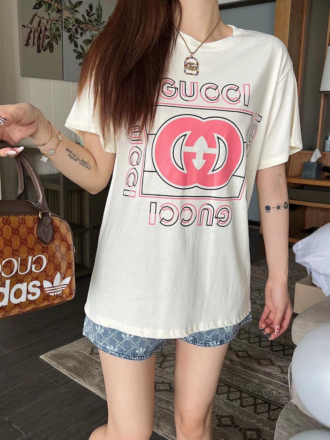 【GUCCI旗艦店】（グッチ）クラシックでスタイリッシュな半袖スウェットシャツ00606