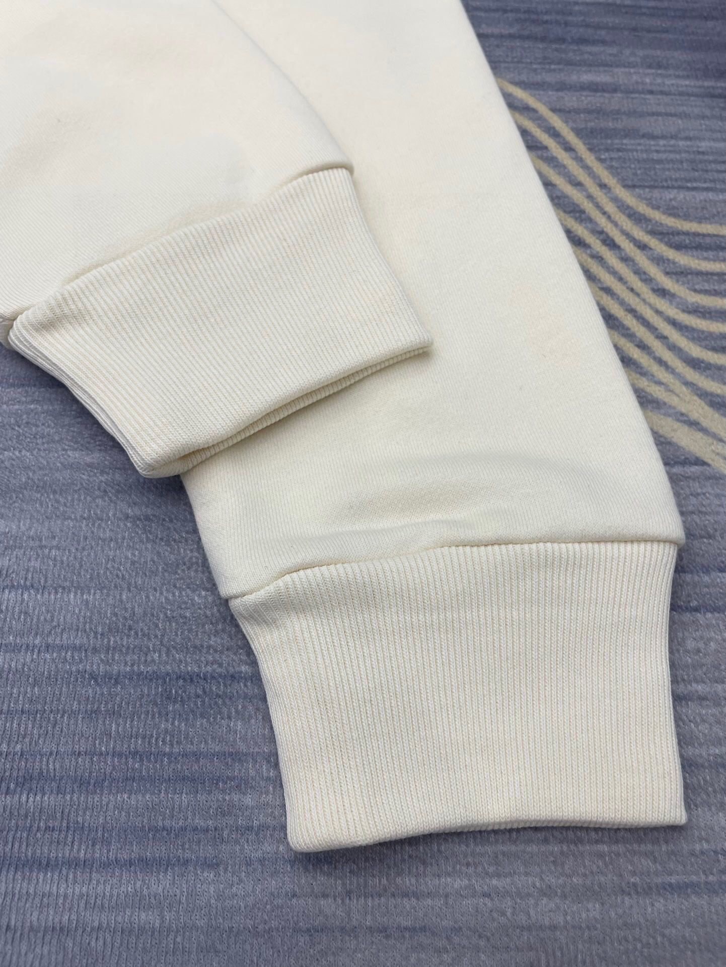 【GUCCI旗艦店】（グッチ）クラシックでスタイリッシュな長袖スウェットシャツ01890