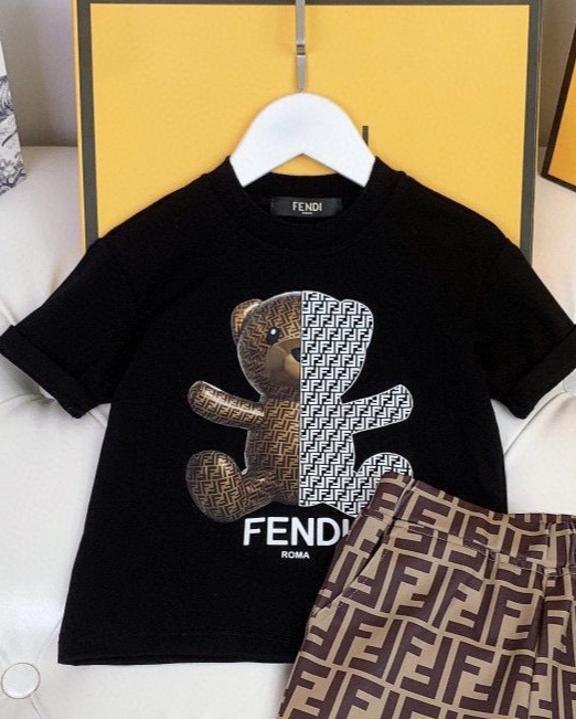 【Fendi旗艦店】（フェンディ）クラシックでスタイリッシュな半袖スウェットシャツ00231