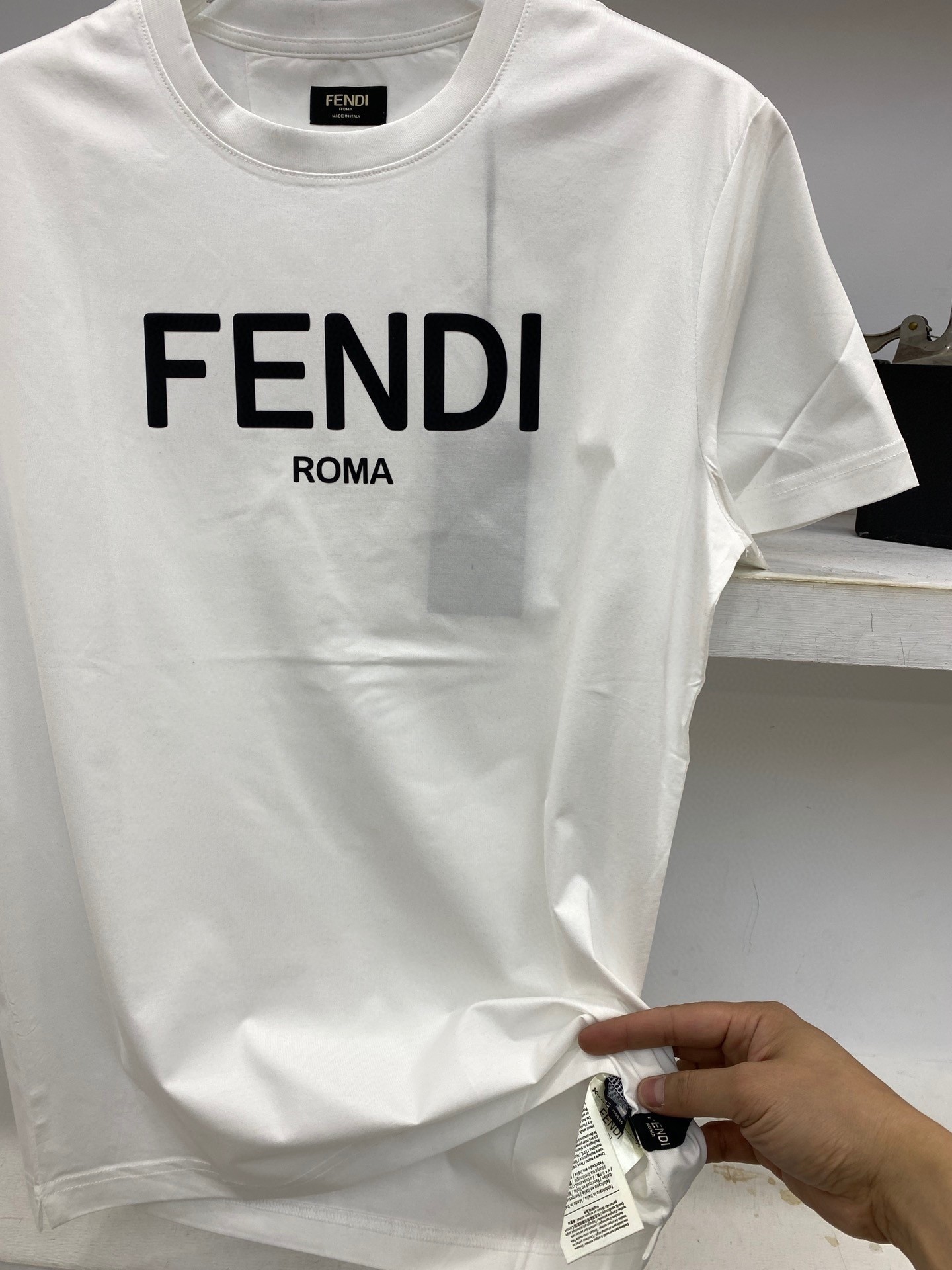 【Fendi旗艦店】（フェンディ）クラシックでスタイリッシュな半袖スウェットシャツ01602