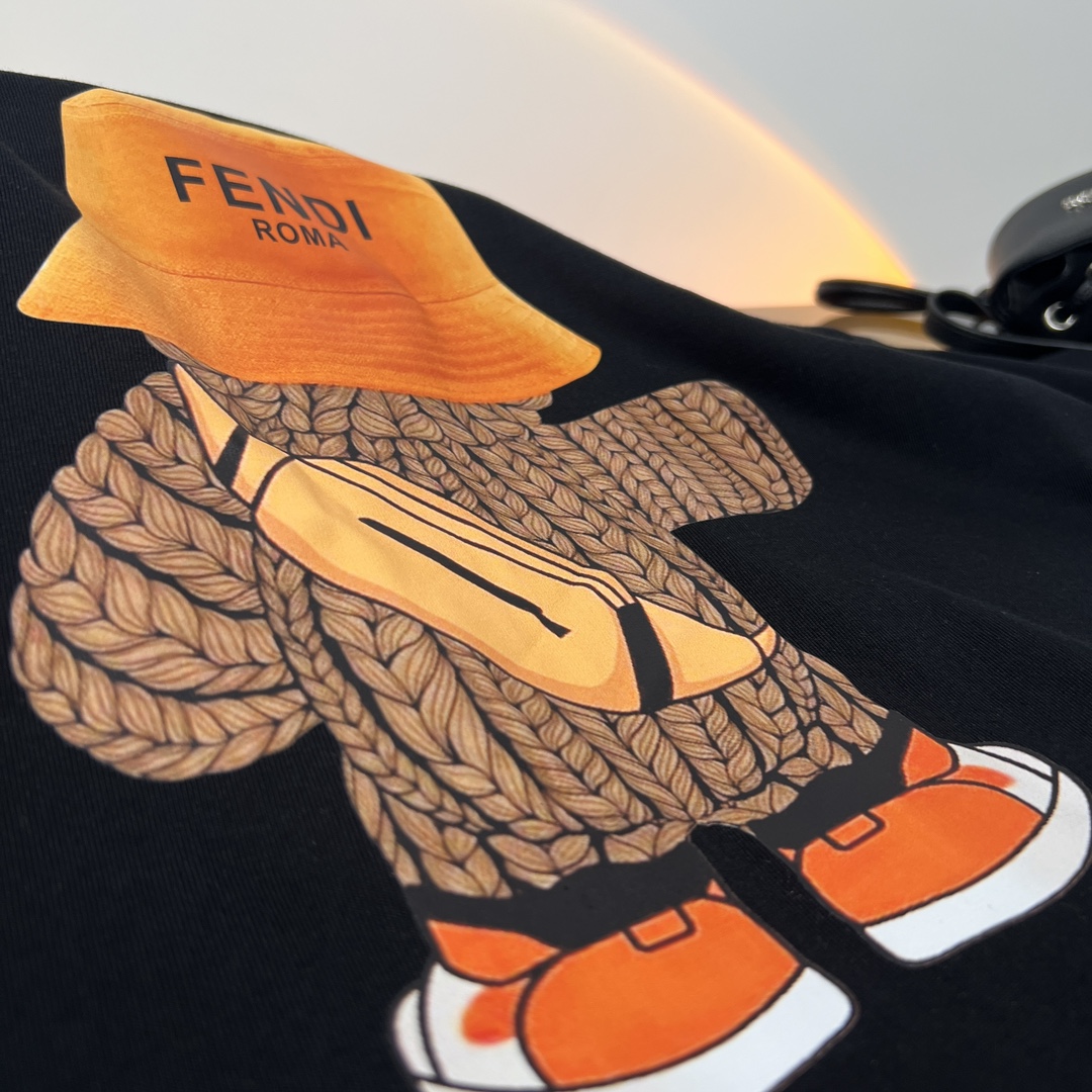 【Fendi旗艦店】（フェンディ）クラシックでスタイリッシュな半袖スウェットシャツ01834