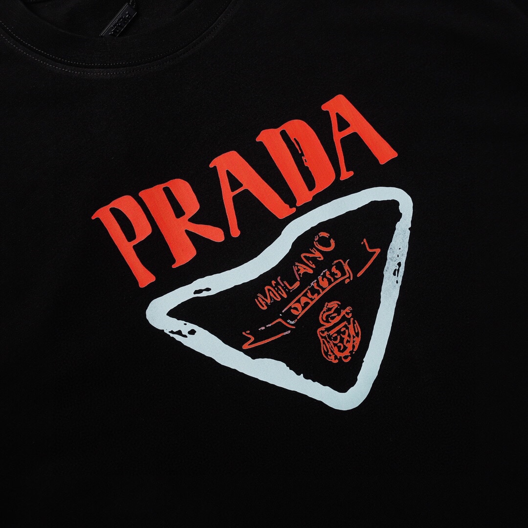【Prada旗艦店】（プラダ）クラシックでスタイリッシュな半袖スウェットシャツ01881