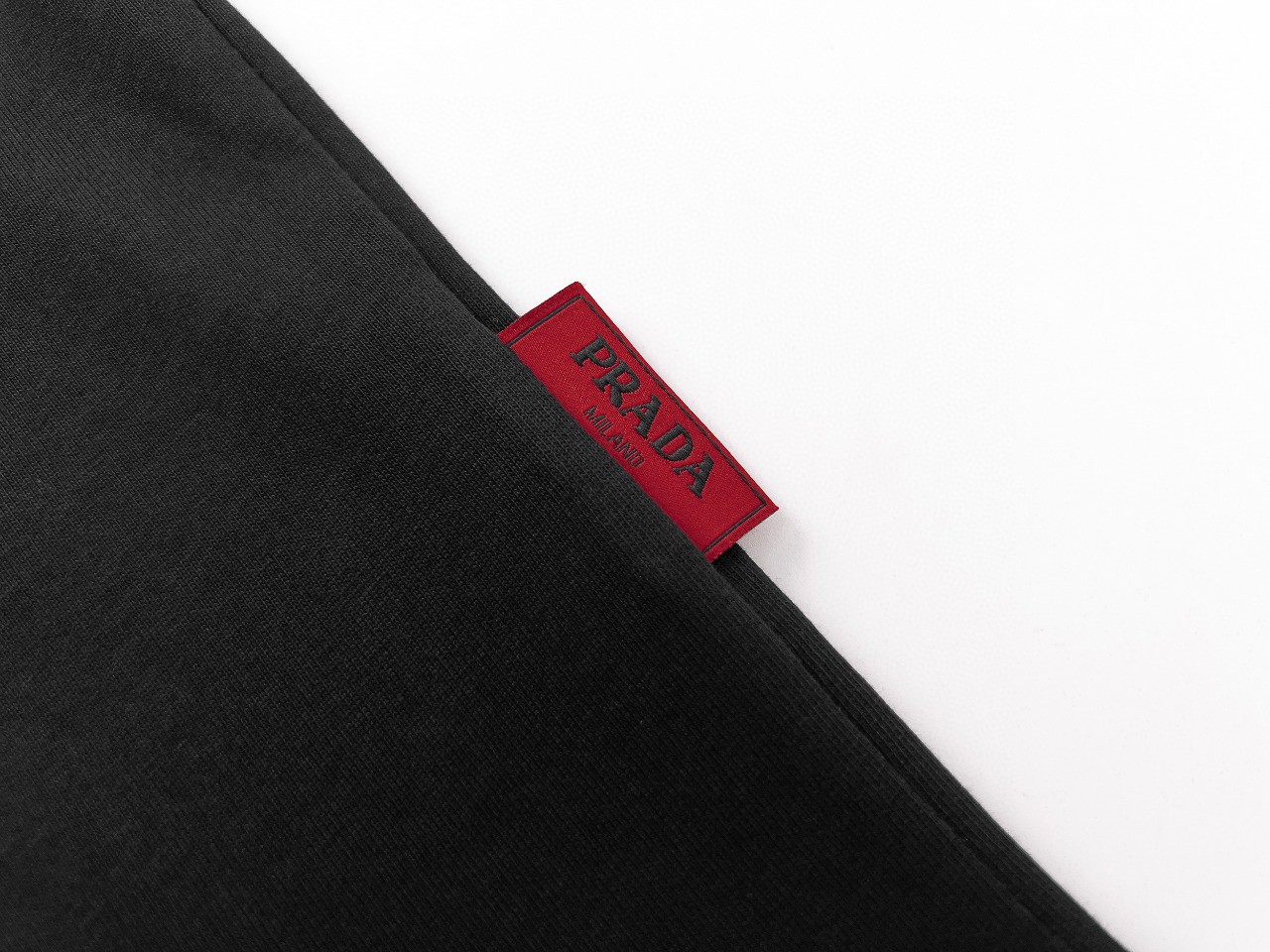 【Prada旗艦店】（プラダ）クラシックでスタイリッシュな半袖スウェットシャツ01860
