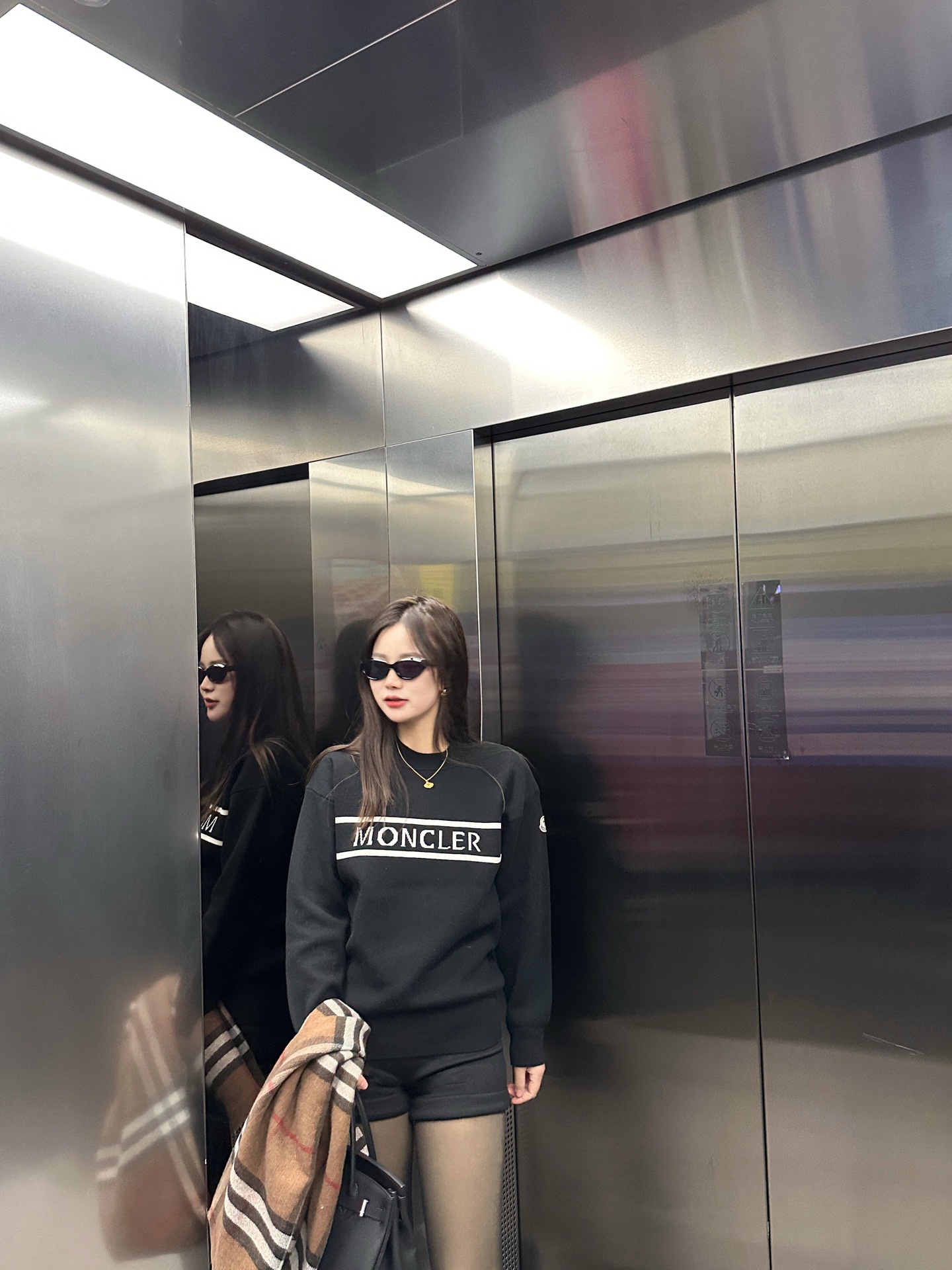 【MONCLER旗艦店】（モンクレール）クラシックでスタイリッシュな長袖スウェットシャツ00049