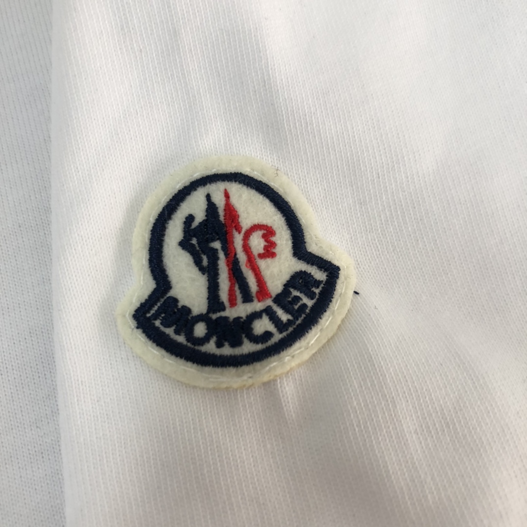 【MONCLER旗艦店】（モンクレール）クラシックでスタイリッシュな長袖スウェットシャツ00921