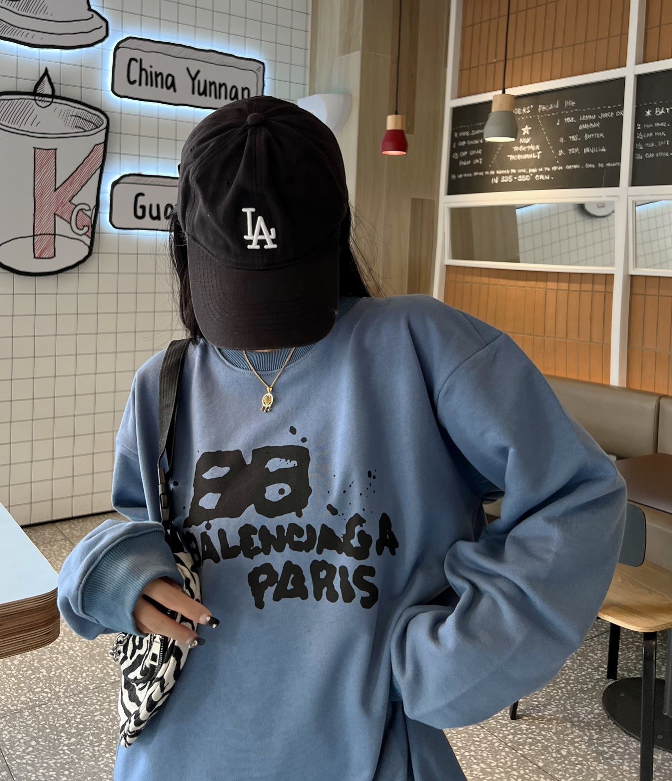 【BALENCIAGA旗艦店】（バレンシアガ）クラシックでスタイリッシュな長袖スウェットシャツ01068